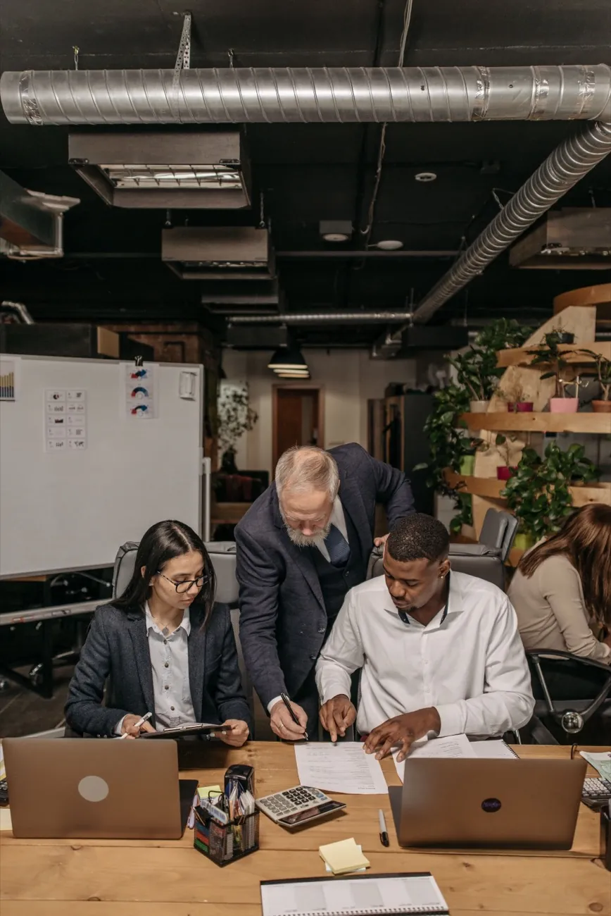 Equipo jurídico trabajando en un despacho de abogados de Madrid