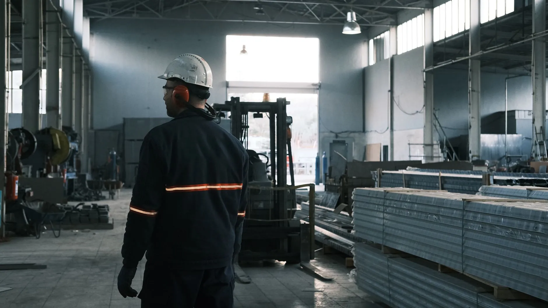 Trabajador en una nave industrial, sector donde surgen los conflictos laborales