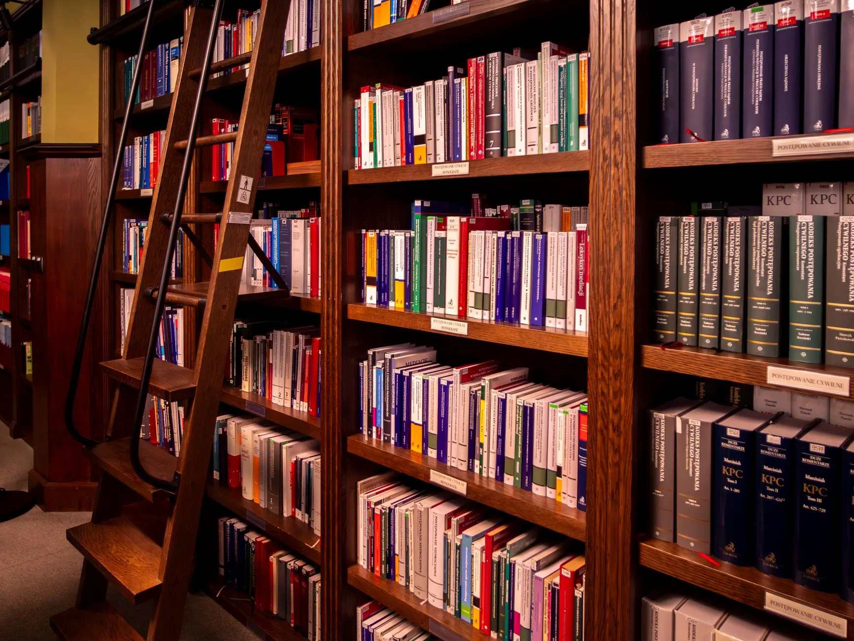 Biblioteca jurídica con estanterías de códigos y jurisprudencia