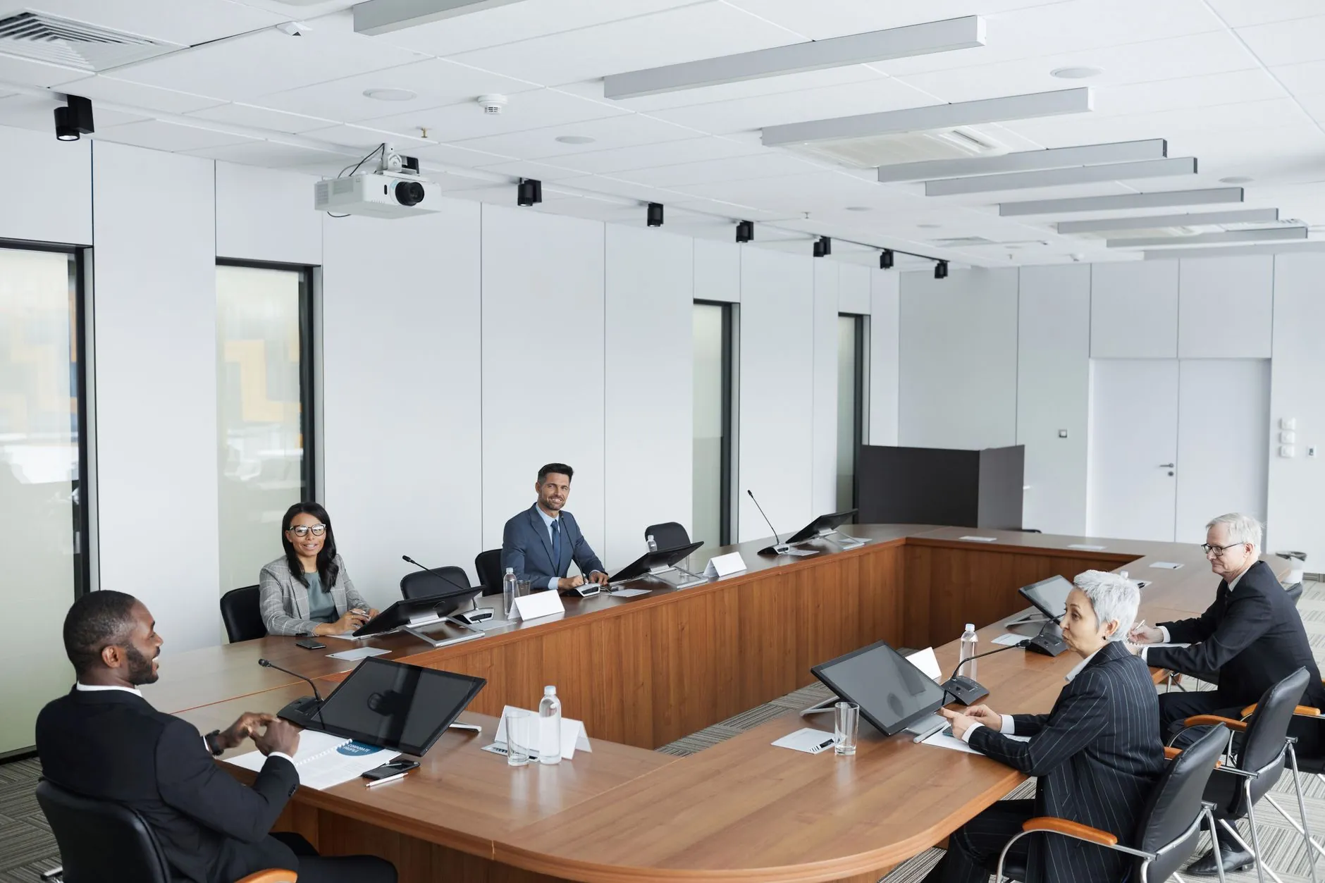 Junta general de socios reunida en la sala de consejo de una empresa