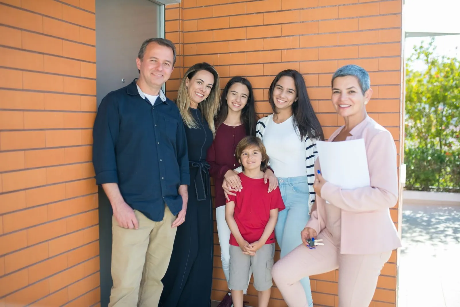Familia en la puerta de su vivienda