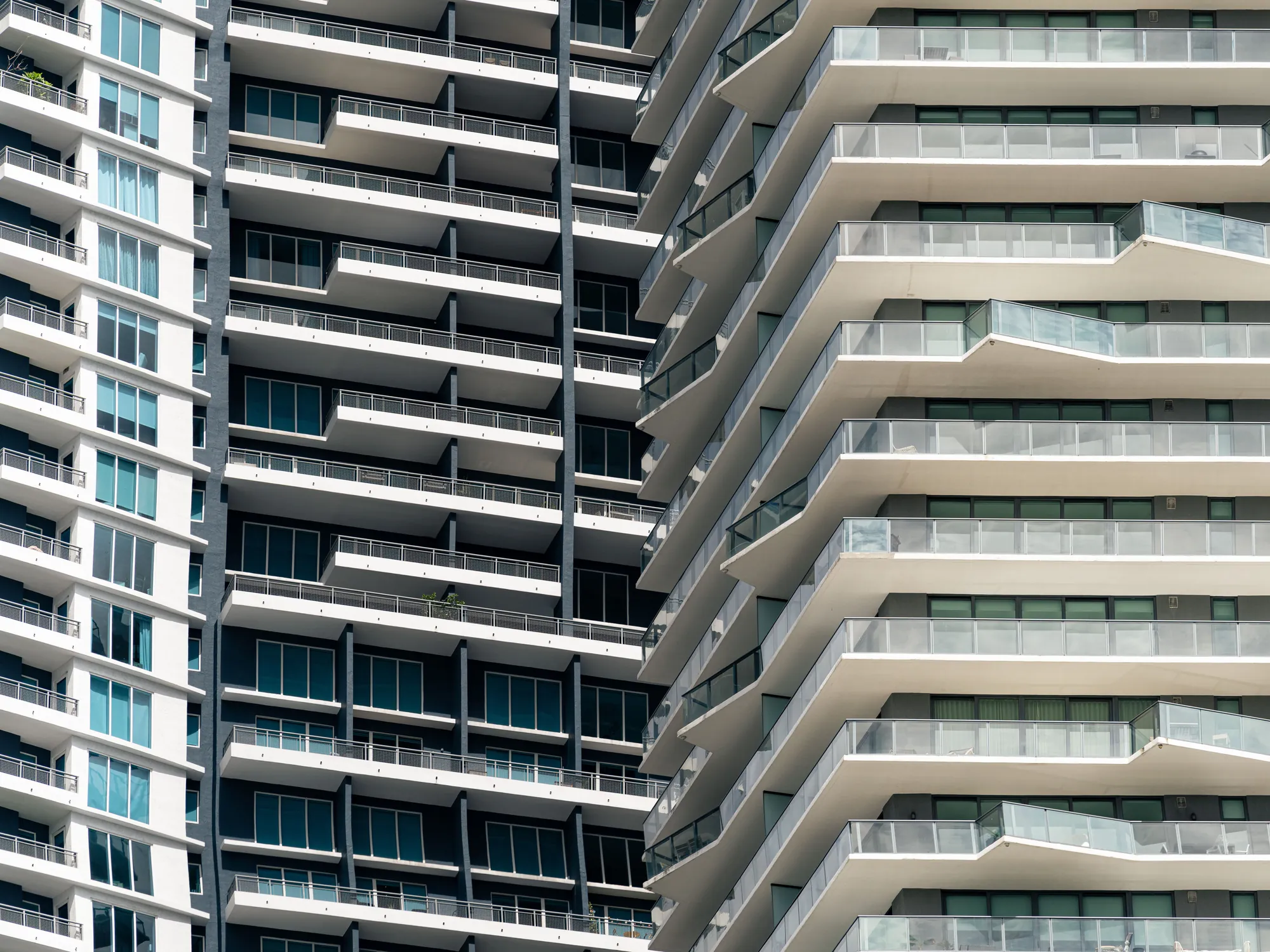 Fachada de un edificio corporativo moderno