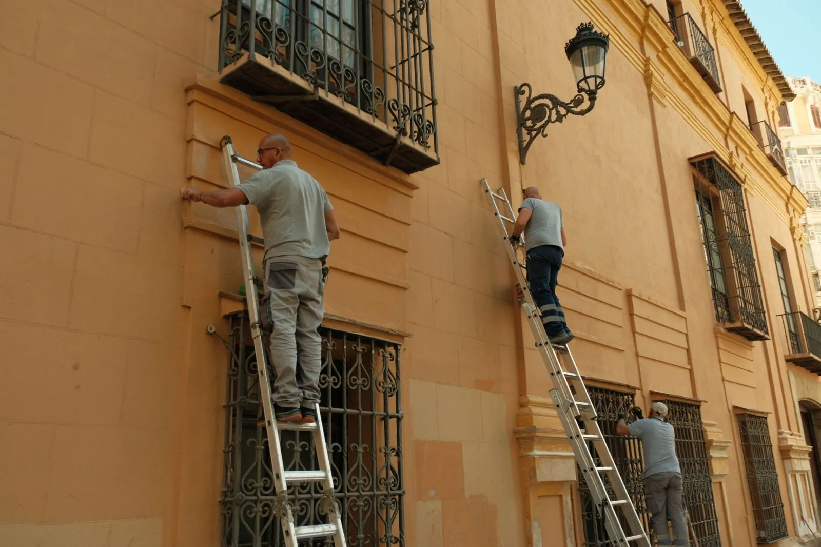 Trabajadores en la fachada de un edificio, sector de la construcción