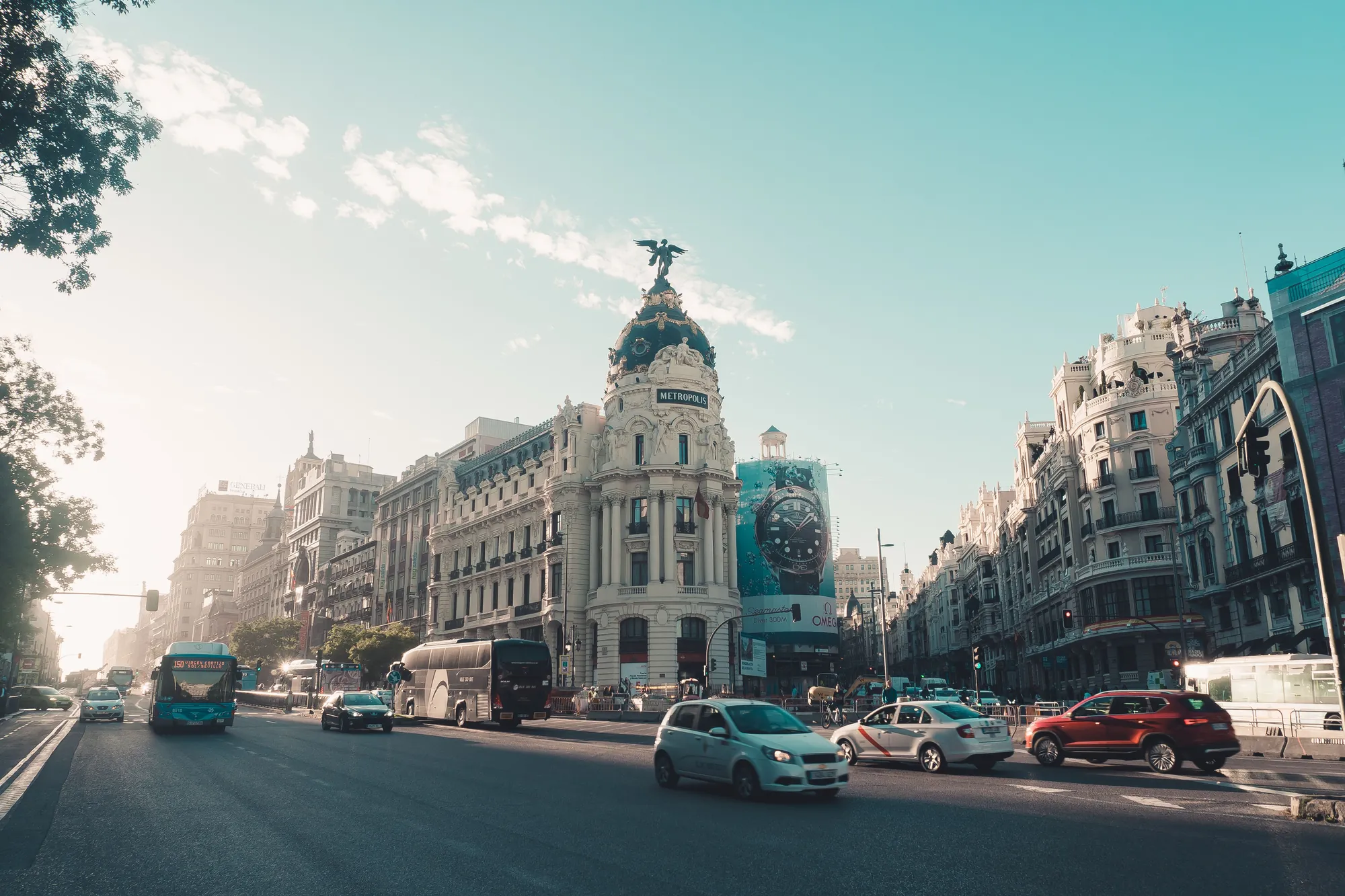 Gran Vía de Madrid con el edificio Metrópolis al fondo