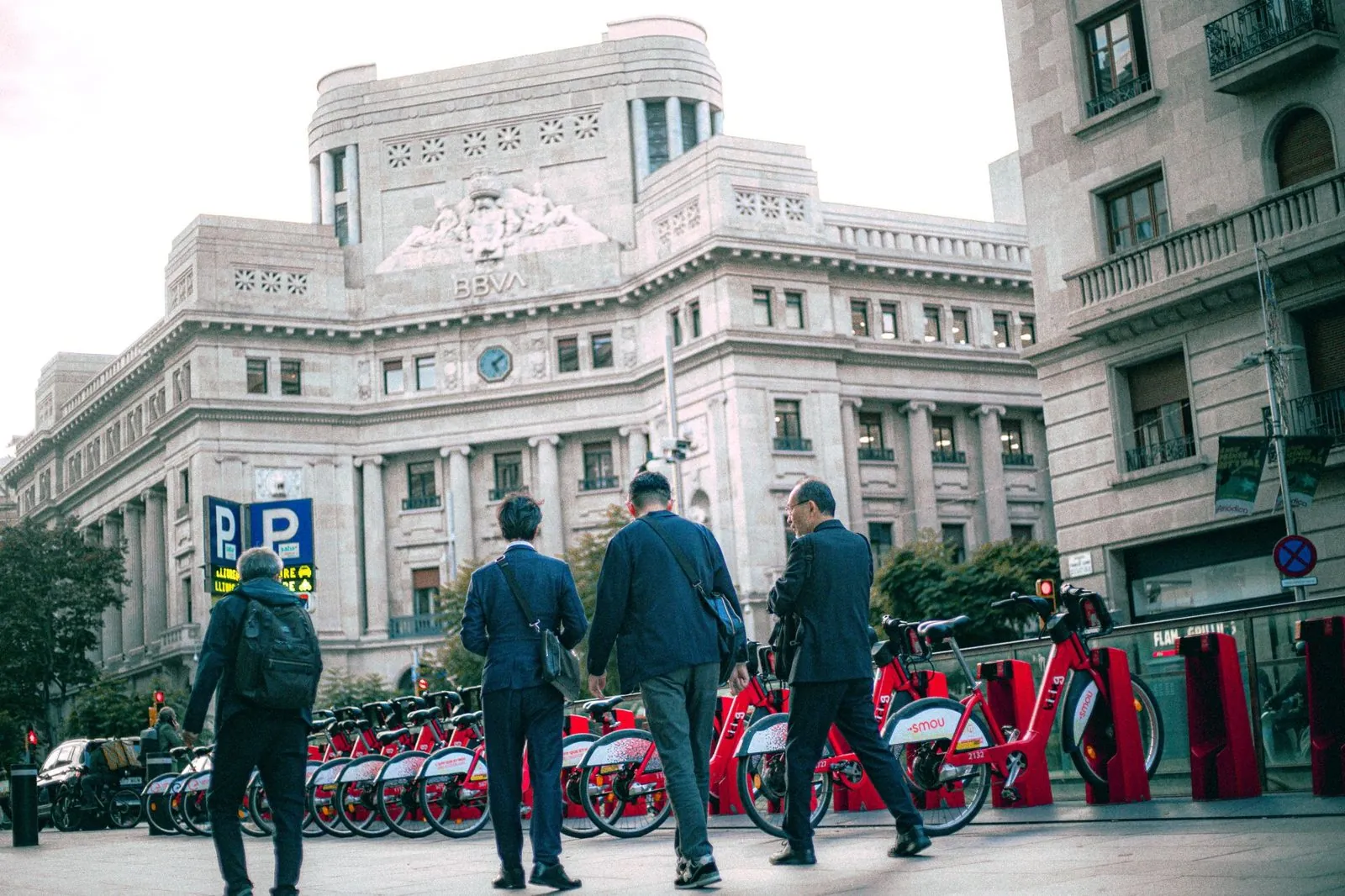 Calle del centro de Madrid con edificios clásicos de oficinas