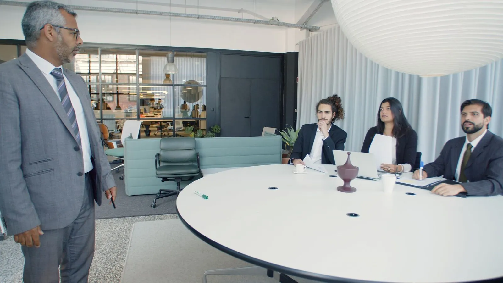 Reunión de trabajo entre socios de una empresa en una sala de juntas