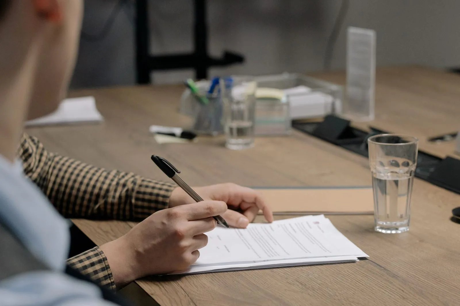 Firma de un acuerdo societario sobre la mesa de reuniones