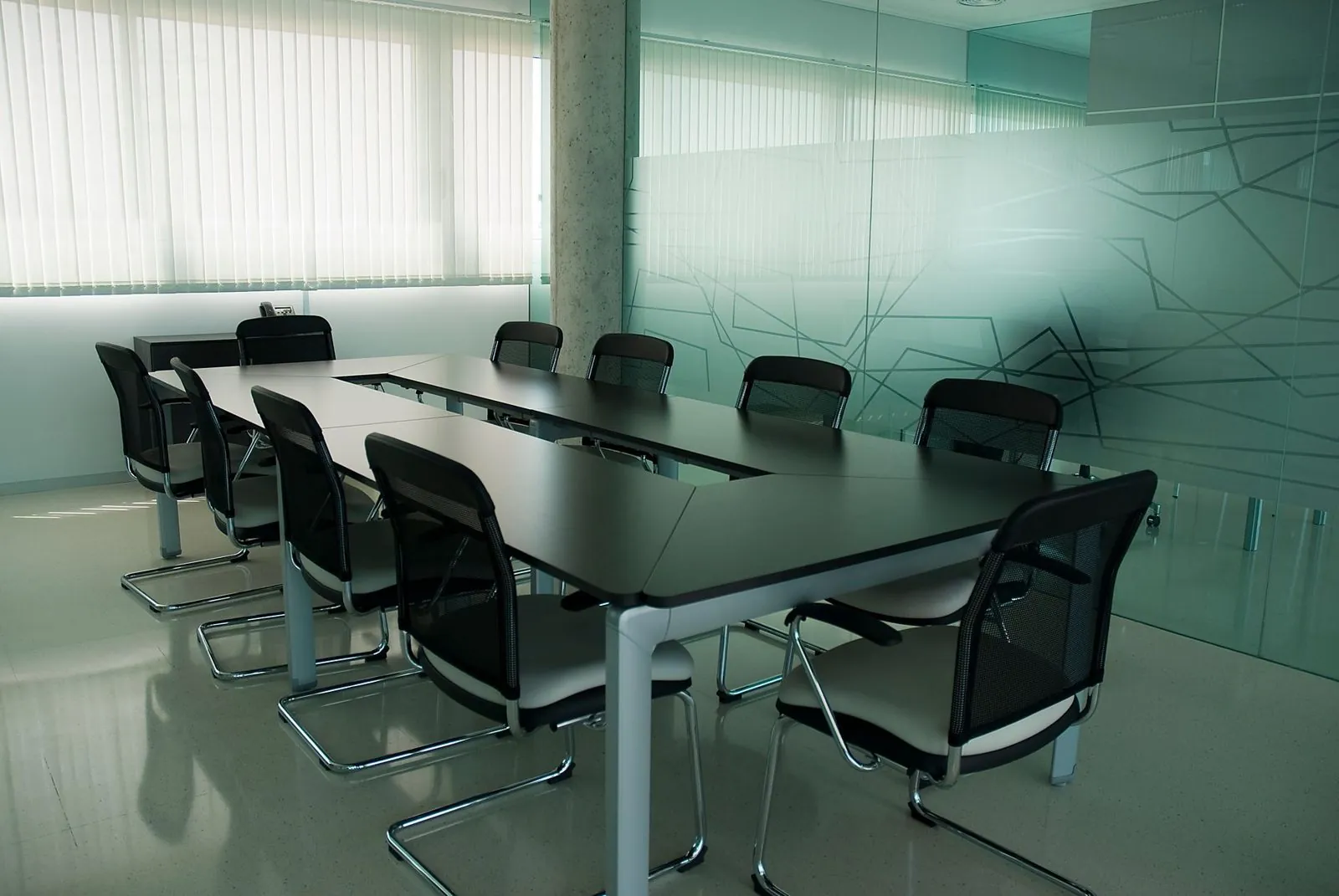 Sala de juntas preparada para una junta general de socios
